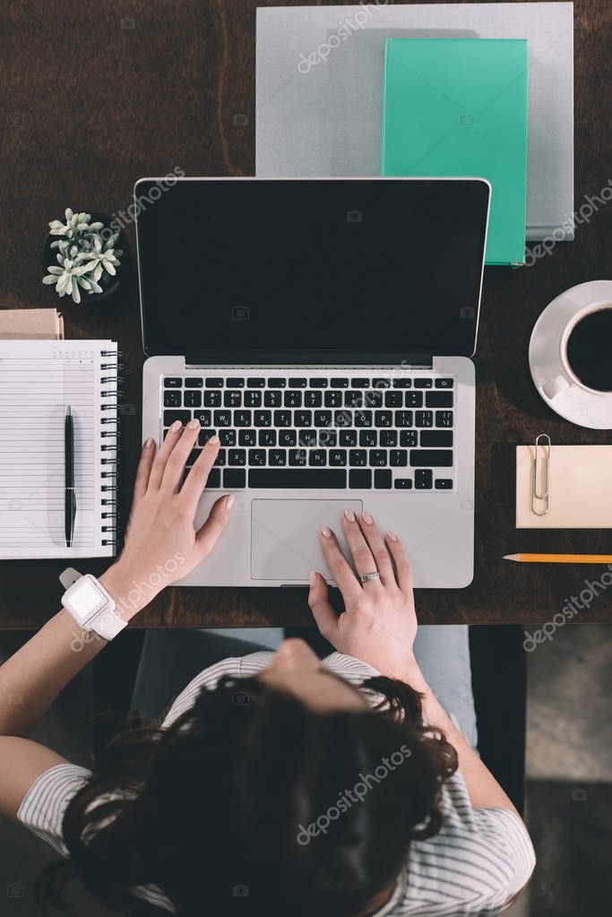 Étudiant prenant des notes sur l’intelligence artificielle
