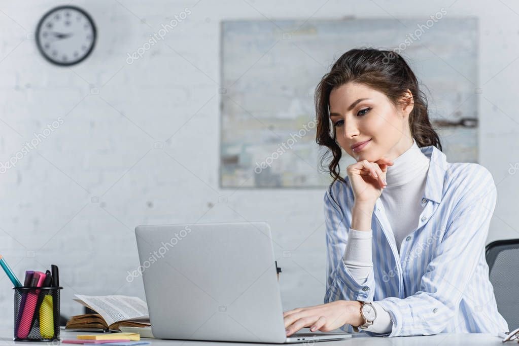Personne apprenant en ligne avec un ordinateur et un carnet
