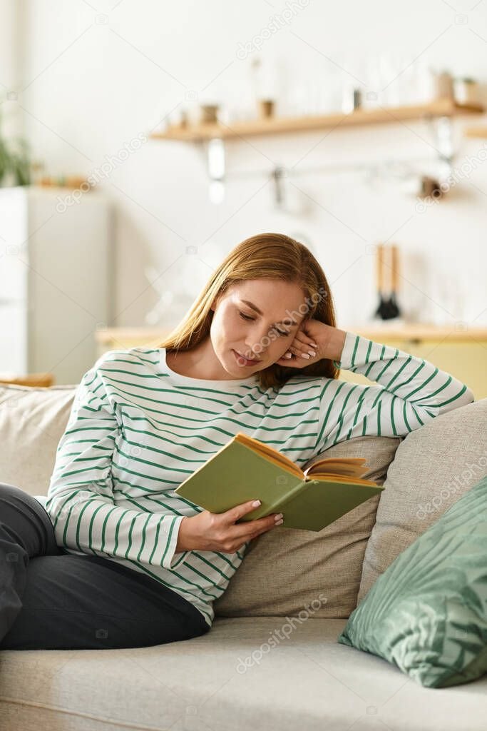 Personne lisant un livre tranquillement dans un fauteuil